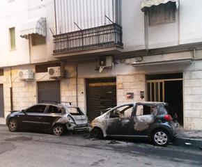 Trani, auto in fiamme nella notte in via D'Annunzio: danni anche allo stabile e paura fra i residenti