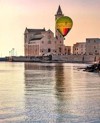 Trani in mongolfiera, fino a questa sera voli in tre piazze della città