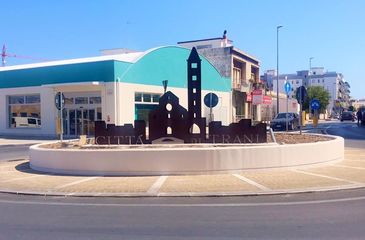 Trani, benvenuti così: la cattedrale stilizzata completa la rotatoria di via Barletta nei pressi del nuovo centro commerciale