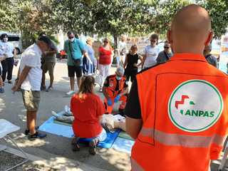 Trani cardioprotetta, Oer simulano soccorso ma poi curano un passante che si era sentito davvero male. Ed Avantario ringrazia Papagni, che dona defibrillatore alla città