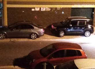 Trani, auto al posto dei pedoni sul marciapiede: gli incivili raddoppiano, ma questa volta la Polizia locale sanziona