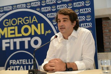 Raffaele Fitto è positivo al Coronavirus, su Facebook scrive: «Io e mia moglie siamo asintomatici»