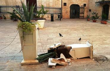 Trani, altra notte brava davanti a San Toma: urina sul sagrato della chiesa e fioriera distrutta