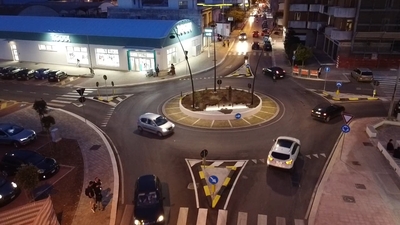 E luce fu: la rotatoria di via Barletta illuminata con proiettori a led. Il sindaco Bottaro: «È l'accento su un intervento urbanistico strategico»