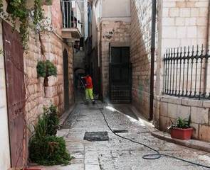 Trani, piazza Tomaselli: aspettando i controlli sui balordi, Amiu ha ripulito tutto