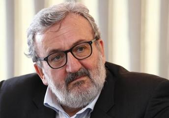 Puglia, Emiliano ordina l'uso della mascherina all'aperto in ogni luogo in cui non sia possibile stare a distanza di un metro da altri