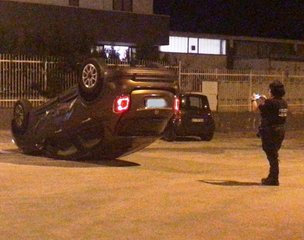 Trani, incidente fra via Papa Giovanni e via Scanderbeg: solo danni alle vetture (una ribaltata), ma occupanti illesi