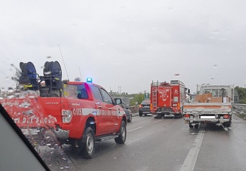 Incidente sulla SS16 tra un mezzo pesante e una vettura: gravi le condizioni del conducente dell'auto. Sul posto 118, stradale e mezzi Anas
