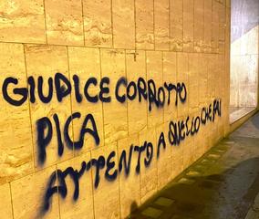 Grave minaccia contro il presidente del Tribunale di Matera sulla facciata della sua residenza a Trani: indaga la Polizia