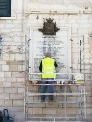 Epitaffio di piazza Libertà ripulito da Vincenzo Toto. Ma Andrea Moselli interviene: «Stima per il signore, ma non si rischiano danni?»