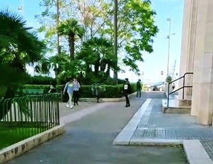 Trani, teppisti in azione in piazza D'Agostino: l'installazione artistica 