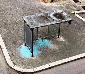 AGGIORNATO. Teppismo senza fine: distrutta una pensilina dei bus in via Nicola da Trani. Intervento di Amiu per rimuoverne i detriti