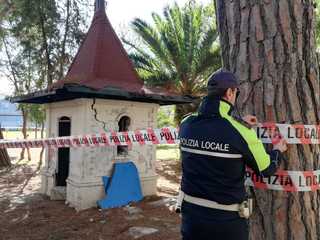 Problemi di cedimento ad una struttura nel parco Petrarota (ex-villa Bini): interviene la polizia locale per delimitarne l'area