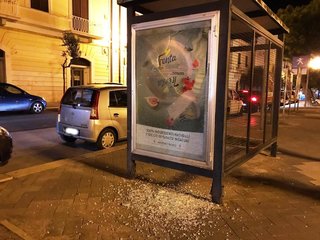 Trani... e tre: vandalizzata anche la pensilina bus di piazza Gradenigo. Distrutto pure quel che rimaneva della cabina telefonica di piazza Indipendenza
