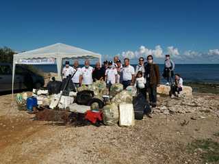 Gli Amici del mare in azione per la pulizia del litorale: recuperati pneumatici e reti, riempiti 40 bustoni di rifiuti