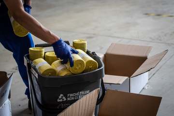 Porta a porta in città, dal Comune: «Le criticità di questi primi giorni non sono ascrivibili ad Amiu. Il servizio di ritiro prosegue»