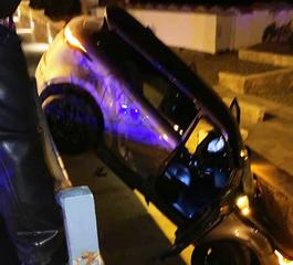 Trani, impatto fra due auto sul lungomare: una precipita sul lido Marechiaro