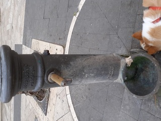 Piazza Teatro, tra corse con le moto e atti vandalici. La segnalazione di un residente: «Ci sentiamo abbandonati»