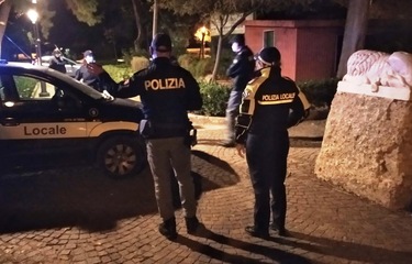 Su una panchina senza mascherine: quattro ragazzi, 1.120 euro complessivi di multa. Trani, primi controlli a tappeto e sanzioni anticovid