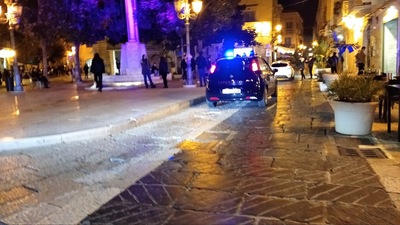 Trani, rissa in pieno centro fra ragazzini: le forze dell'ordine li fanno disperdere prima che accada il peggio