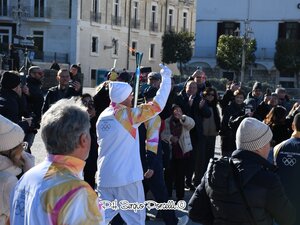 Capodanno Trani, fiaccola olimpica fra ali di folla. Video