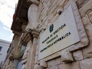 Truffa e falso, sospeso un poliziotto e denunciati altri due