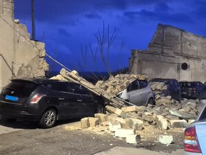 Vento spietato, crolla muro ex Angelini: distrutte tre auto parcheggiate