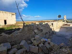 Ex Angelini, giù tutto il muro: segnalato pericolante, ma mai messo in sicurezza