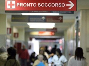 Chiusura nottura Pfm, a Canosa ci si incatena