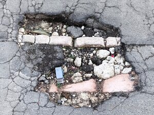 Corso Imbriani cede, fra pericoli e vecchie pavimentazioni