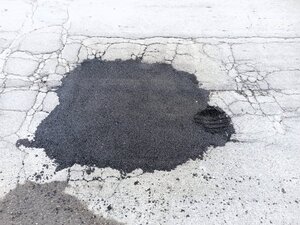 Corso Imbriani, colmate le buche più profonde: 100.000 euro per il rifacimento totale