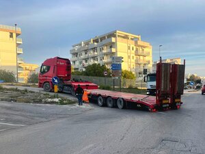 Autoarticolato si incastra, Trani centro in tilt