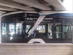 Bus incastrato, oggi l'anniversario: una ragazza soffre ancora