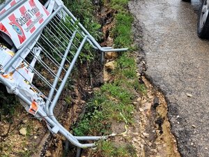 Strada Santa Lucia, transenne rimosse e dissesto totale: cratere fino a 50 centimetri. Foto