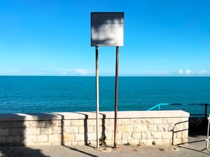 Lungomare, cartello a rischio schianto: «Segnalato già un anno fa»