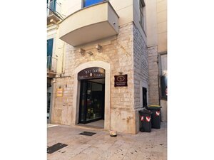 Piove dall'Impero, disagi per il bar sottostante