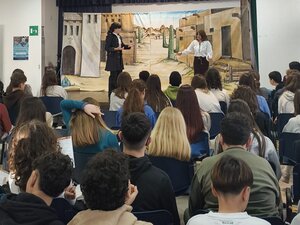 Teatro educativo in spagnolo per gli studenti della Baldassarre con «Una chica muy valiente»