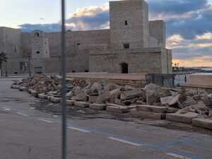 Piazza Manfredi pedonale, un solo livello: addio marciapiedi