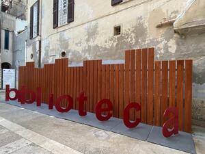 «Scambiatevi un gesto di pace», questo martedì incontro in biblioteca tra arte, fede e dialogo