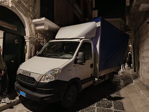 Via Ognissanti, autocarro contro balcone: quarta volta in dodici anni