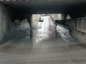 Sottopasso via Giuliani, ancora allagamenti e disagi per i pedoni