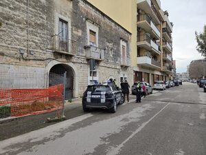 Da due anni senza luce ed acqua: ordinato sgombero, «ma dateci una casa, altrimenti non usciamo»