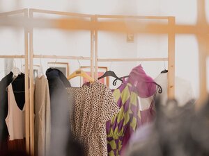 Moda sostenibile e socialità in biblioteca: arriva lo «Swap party» di Legambiente per la rassegna Spritz4change