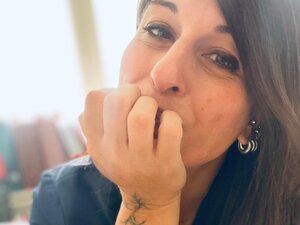 Manuela Montanaro inaugura questo sabato «Lo scaffale indie», il nuovo progetto culturale di «Luna di sabbia»