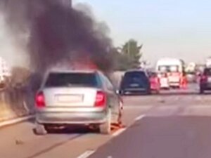 Auto in fiamme fra Trani sud e centro, traffico paralizzato verso Foggia
