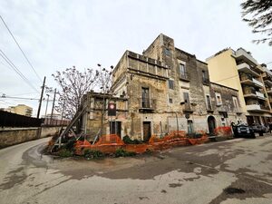 Via Cappuccini, verso la demolizione il fabbricato fatiscente che restringe la carreggiata