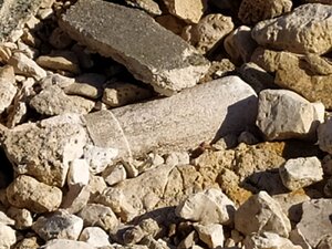 Colonna mozzata affiora alla Grotta azzurra: cosa sarà?