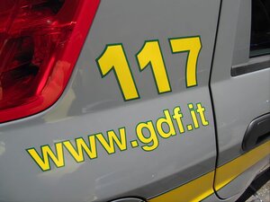 GdF Bari scopre arsenale e parti di auto rubate in un complesso di Trani