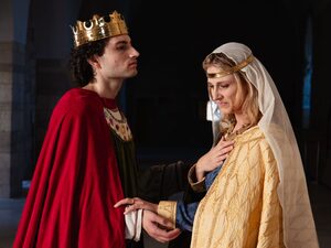 Federico II torna al Castello di Trani: questa domenica la visita teatralizzata con «Il Teatro del Viaggio»