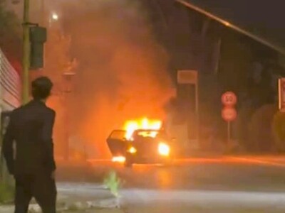 Tampona al semaforo ed auto va a fuoco: paura nella notte in via di Francia